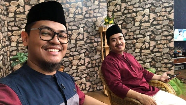 Menjadi Host Televisi