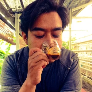 Eriga Syifaudin Al Mansur selain bekerja sebagai SEO Specialist dia juga suka nonkrong dan minum kopi